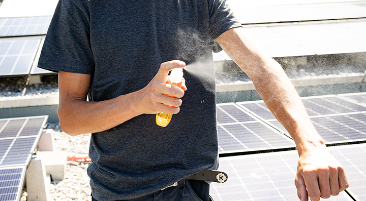 Gebäudehüllen-Spezialist cremt sich mit Sonnencreme ein